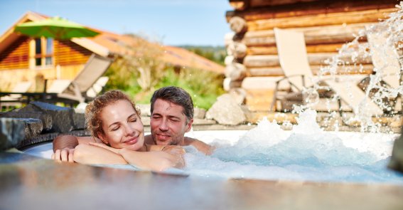 Wohlig warm und prickelnd Ganz neu, neben dem Schwimmbad im Hotel Oberstdorf, verspricht der Gumpen Entspannung pur in warmem, sprudelndem Wasser.