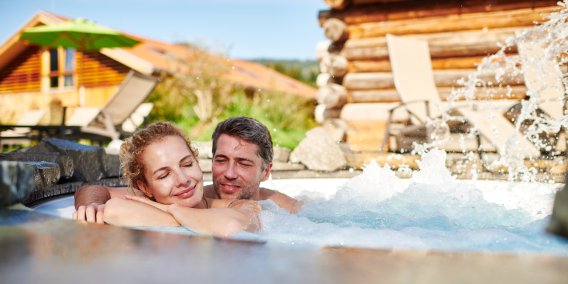 Wohlig warm und prickelnd Ganz neu, neben dem Schwimmbad im Hotel Oberstdorf, verspricht der Gumpen Entspannung pur in warmem, sprudelndem Wasser.