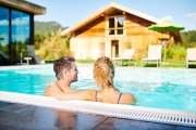 Sich zurücklehnen, den Blick in die umliegenden Berge schweifen lassen und tief durchatmen - ein Badeerlebnis der besonderen Art im Außen-Sole-Pool des Hotel Oberstdorf.