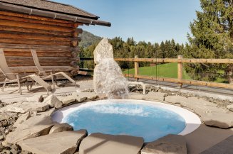 Auch wenn es draußen kälter wird, im Gumpen - dem neuen Whirlpool, neben dem Pool, kann man zu jeder Jahreszeit ein Bad genießen.