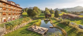 Direkt am Hotel Oberstdorf können sich die Gäste am eigenen See entspannen und das natürliche Wasser ohne chemische Zusätze genießen. Ein eigener Badesee für unsere Gäste