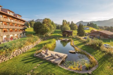 Ein eigener Badesee für unsere Gäste Direkt am Hotel Oberstdorf können sich die Gäste am eigenen See entspannen und das natürliche Wasser ohne chemische Zusätze genießen.