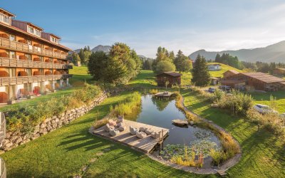 Ein eigener Badesee für unsere Gäste Direkt am Hotel Oberstdorf können sich die Gäste am eigenen See entspannen und das natürliche Wasser ohne chemische Zusätze genießen.
