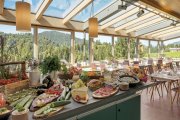 Jeden Nachmittag um 16 Uhr servieren wir Ihnen hier ein Allgäuer Bauernbuffet. Aber auch morgens und abends kann der Wintergarten der Platz Ihrer Wahl sein.