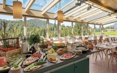 Jeden Nachmittag um 16 Uhr servieren wir Ihnen hier ein Allgäuer Bauernbuffet. Aber auch morgens und abends kann der Wintergarten der Platz Ihrer Wahl sein.