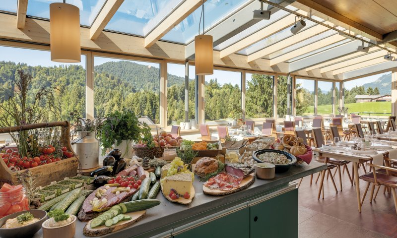 Jeden Nachmittag um 16 Uhr servieren wir Ihnen hier ein Allgäuer Bauernbuffet. Aber auch morgens und abends kann der Wintergarten der Platz Ihrer Wahl sein.