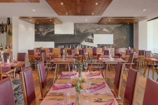 Warme Rottöne, Parkett, lichtdurchflutet - war diese Eigenschaften mag, nimmt im edlen Bereich des Alpen Restaurants im Hotel Oberstdorf im Allgäu Platz.