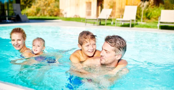 Sommertag im Außenpool Pool im Hotel Oberstdorf, Zeit mit der Familie, Schwimmpause