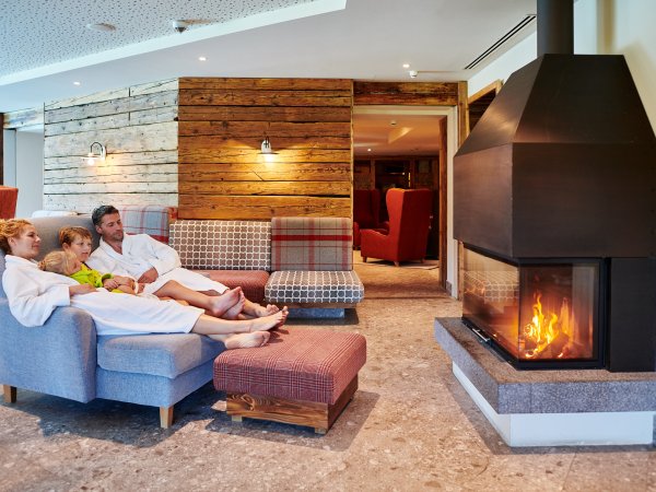 Kuschelzeit am Kamin Familienzeit am Kamin, Relaxxen im Urlaub, Erholung im Allgäu
