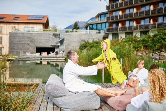 Familie genießt gemeinsame Auszeit am Naturbadesee des Hotel Oberstdorf Da brauchen Sie im Hotel Oberstdorf nicht mal weit gehen. Schon im Garten finden Sie herrliche Möglichkeiten, das Allgäu hautnah zu erleben.