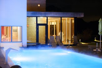 Wenn es draußen dunkel wird, taucht der beheizte Außen-Sole-Pool am Hotel Oberstdorf in eine ganz besondere Atmosphäre.