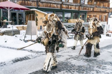 Hier wird Tradition groß geschrieben. Das Klausentreiben rund um den Nikolaustag lassen wir uns auch im Hotel Oberstdorf nicht entgehen.