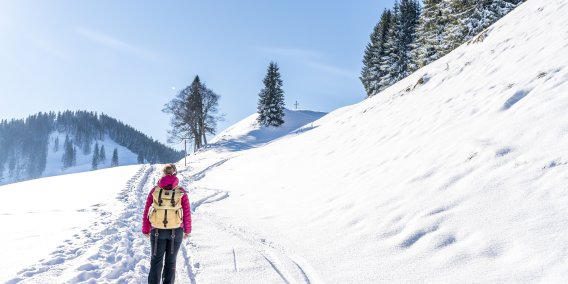 Winterwanderer auf verschneitem Weg am Ofterschwanger Horn©Allgäu GmbH, travelita.ch