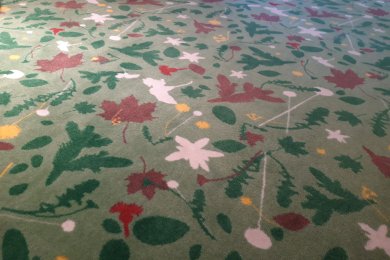 Der Teppisch im Hotel Oberstdorf ist einem Waldboden nachempfunden. So holen wir das Allgäu ein Stück mit ins Haus.