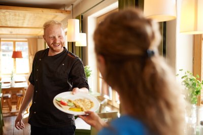 Frühstückskoch im Hotel Oberstdorf macht unsere Gäste schon früh morgens glücklich.