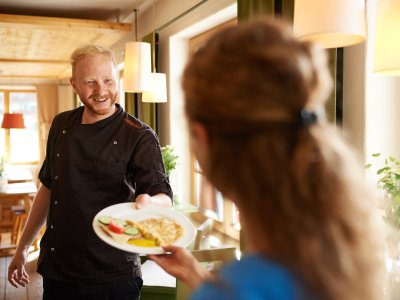 Frühstückskoch im Hotel Oberstdorf macht unsere Gäste schon früh morgens glücklich.