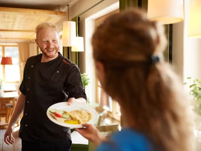 Frühstückskoch im Hotel Oberstdorf macht unsere Gäste schon früh morgens glücklich.