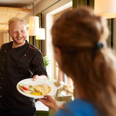 Frühstückskoch im Hotel Oberstdorf macht unsere Gäste schon früh morgens glücklich.