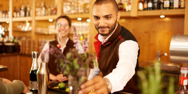 Die Servicemitarbeiter hinter der Bar im Hotel Oberstdorf im Allgäu verwöhnen die Gäste mit tollen Kreationen und Getränken