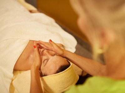 Lassen Sie sich verwöhnen und gönnen Sie Ihrer Haut etwas Gutes. Die Wellnessmädels verwöhnen Sie im Hotel Oberstdorf.