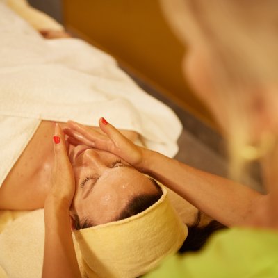 Lassen Sie sich verwöhnen und gönnen Sie Ihrer Haut etwas Gutes. Die Wellnessmädels verwöhnen Sie im Hotel Oberstdorf.