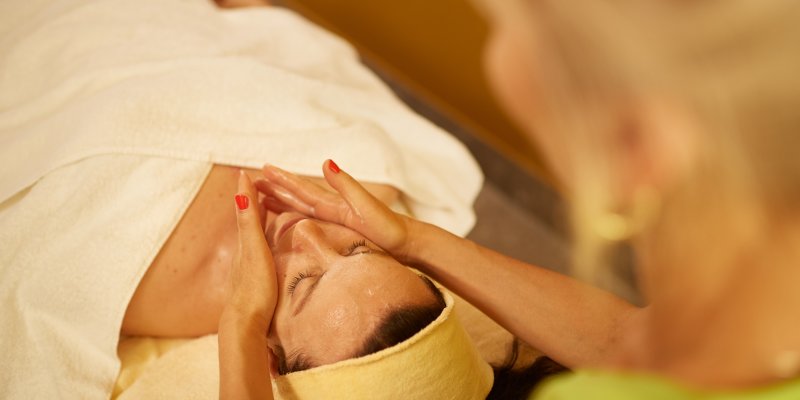 Lassen Sie sich verwöhnen und gönnen Sie Ihrer Haut etwas Gutes. Die Wellnessmädels verwöhnen Sie im Hotel Oberstdorf.