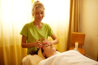 Pure Entspannung im Wellnessbereich im Hotel Oberstdorf mit einer wohltuenden Gesichtsbehandlung.