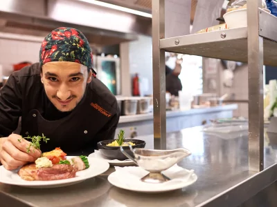 Werde Koch im Hotel Oberstdorf und verwöhne die Hotelgäste mit leckeren Kreationen und Schmankerln, ob morgens, mittags oder abends.