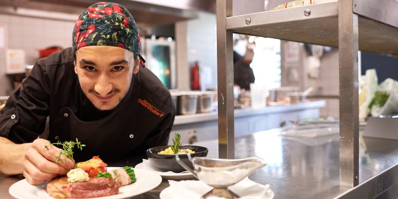 Koch im Hotel Oberstdorf Werde Koch im Hotel Oberstdorf und verwöhne die Hotelgäste mit leckeren Kreationen und Schmankerln, ob morgens, mittags oder abends.