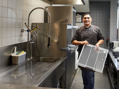 Ob Spüler, Hausdame oder Rezeption - wir brauchen und schätzen jeden einzelnen Job! Lust uns zu unterstützen?