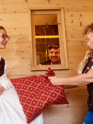 Zimmermädchen und Roomboy werden im Hotel Oberstdorf regelmäßig als Unterstützung des Teams gesucht.