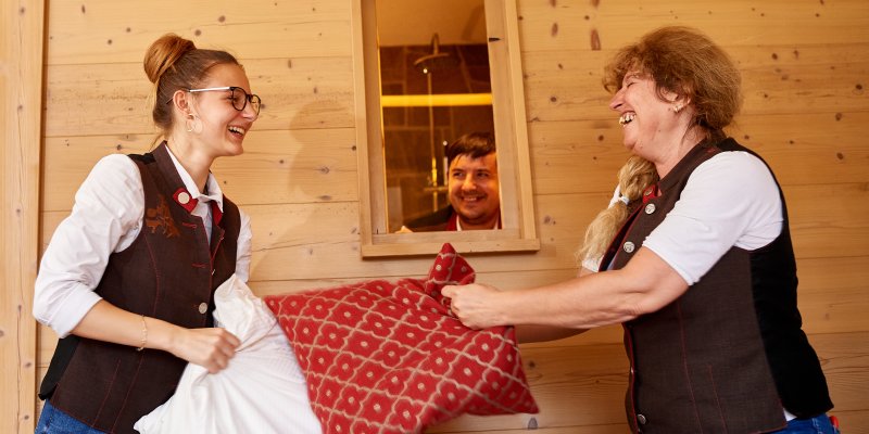 Kissenschlacht bei der Arbeit? Zimmermädchen und Roomboy werden im Hotel Oberstdorf regelmäßig als Unterstützung des Teams gesucht.