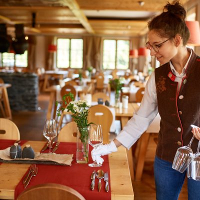 Restaurantfachmann/- frau (m/w/d) und Servicemitarbeiter haben viel Spaß bei der Arbeit im Hotel Oberstdorf.