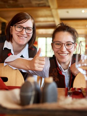 Zwei Mitarbeiterinnen des Service-Teams im Restaurant des Hotel Oberstdorf sorgen mit guter Laune und Herzlichkeit für echte Feelgood-Momente.