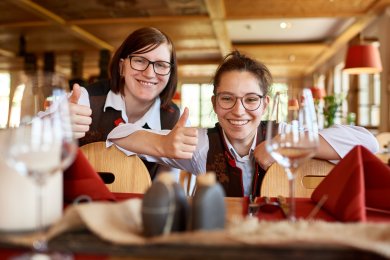 Zwei Mitarbeiterinnen des Service-Teams im Restaurant des Hotel Oberstdorf sorgen mit guter Laune und Herzlichkeit für echte Feelgood-Momente.