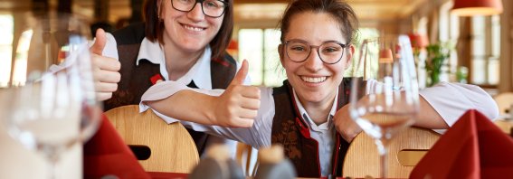 Zwei Mitarbeiterinnen des Service-Teams im Restaurant des Hotel Oberstdorf sorgen mit guter Laune und Herzlichkeit für echte Feelgood-Momente.