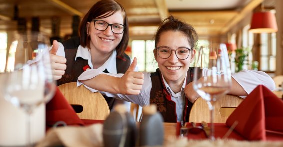 Zwei Mitarbeiterinnen des Service-Teams im Restaurant des Hotel Oberstdorf sorgen mit guter Laune und Herzlichkeit für echte Feelgood-Momente.