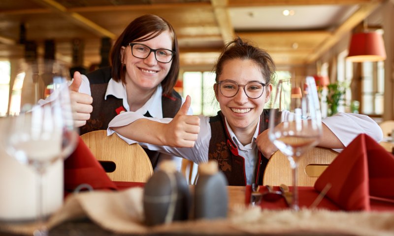 Zwei Mitarbeiterinnen des Service-Teams im Restaurant des Hotel Oberstdorf sorgen mit guter Laune und Herzlichkeit für echte Feelgood-Momente.