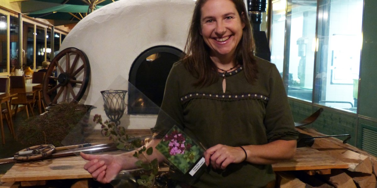 Conny Bader, die Kräuterhexe Im Hotel Oberstdorf können wir mit Fug und Recht behaupten, dass wir eine eigene Kräuterhexe haben. Conny Bader bringt Ihnen die Allgäuer Pflanzenwelt näher.
