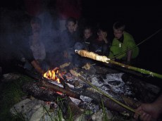 Für unsere kleinen und großen Gäste bieten wir unter fachkundiger Führung kostenlos Abenteuer-Bachwanderungen, geführte Wanderungen, naturkundliche Vorträge und Exkursionen, Führungen durch den Baumlehrpfad, Fackelwanderung, Lagerfeuer, u.v.m.