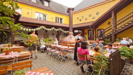 Wunderschönes Wetter, hausgemachtes Bier und leckere Schmankerl - darüber freuen sich die Gäste!