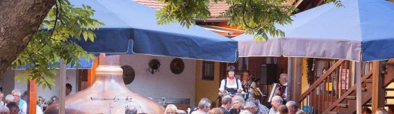 Im Biergarten der Brauereigasthof Hotel Post in Nesselwang im Allgäu können die Gäste entspannt ein kühles, hausgemachtes Bier genießen und sich an den Allgäuer Schmankerl erfreuen.