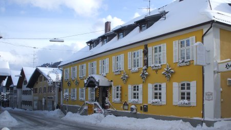 Der Winter ist da! Gemütlicher Winterurlaub in Nesselwang im Brauereigasthof Hotel Post im Allgäu. In der hauseigenen Brauerei können die Gäste hausgemachte Biersorten genießen und Ihren Abend im Gashof mit Allgäuer Schmankerl ausklingen lassen.