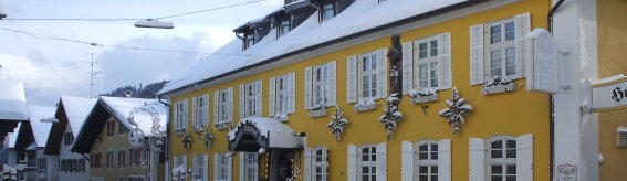 Gemütlicher Winterurlaub in Nesselwang im Brauereigasthof Hotel Post im Allgäu. In der hauseigenen Brauerei können die Gäste hausgemachte Biersorten genießen und Ihren Abend im Gashof mit Allgäuer Schmankerl ausklingen lassen.