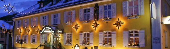 Der Brauereigasthof Hotel Post in Nesselwang im Allgäu eignet sich perfekt für einen gemütlichen Aufenthalt im Winter. Hier genießen die Gäste das hausgemachte Bier und Allgäuer Schmankerl.