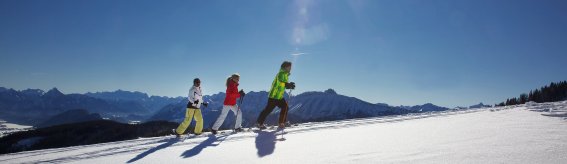 Langlaufen im Winter ist eine tolle Alternative zu Ski oder Snowboarden. Genießen Sie die Auszeit und wunderschöne Aussicht in Nesselwang bei Ihrem Winterurlaub im Allgäu.