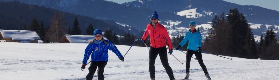 Den Winter neu erleben! Das Langlaufen in Nesselwang im Allgäu bietet eine menge Spaß für die ganze Familie. Tolle Langlaufstrecken mit wunderschöner Aussicht warten auf die Gäste. Perfekt für Ihren Urlaub in den Bergen.