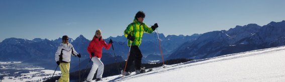 Bei einer Schneeschutour lernen Sie die Berge ganz neu kennen.