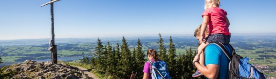 Sommerurlaub mit Kindern im Allgäu abwechslungsreich erleben. Wunderschöne Wandertouren in Nesselwang bieten Spaß für die ganze Familie.