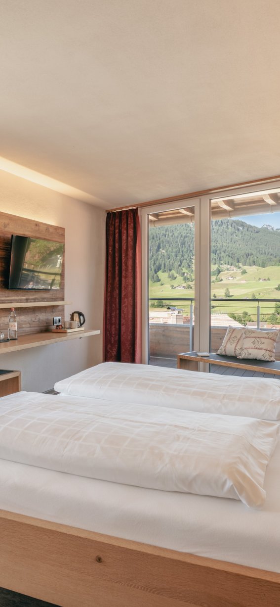 doppelzimmer-mit-balkon-und-bergpanorama